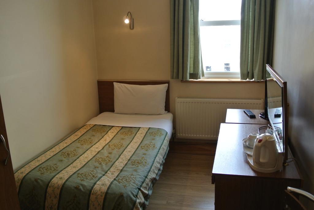 Carlton Hotel London Room photo