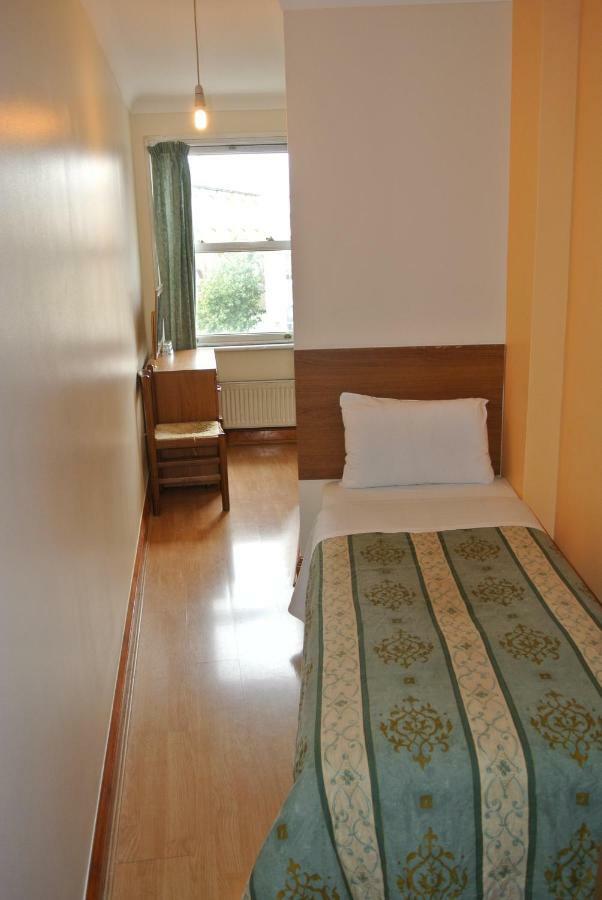 Carlton Hotel London Room photo